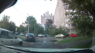 Красноярские самокатчики попали в лужу во время прогулки