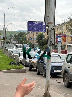 Очереди на АЗС в Красноярске заставляют автобусы высаживать пассажиров на дороге
