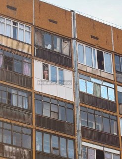 Внимание: опасная ситуация с ребенком на 8 этаже в жилом доме